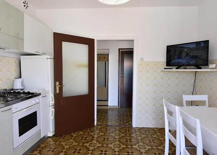 Quiet With Terrace Apartment Umag